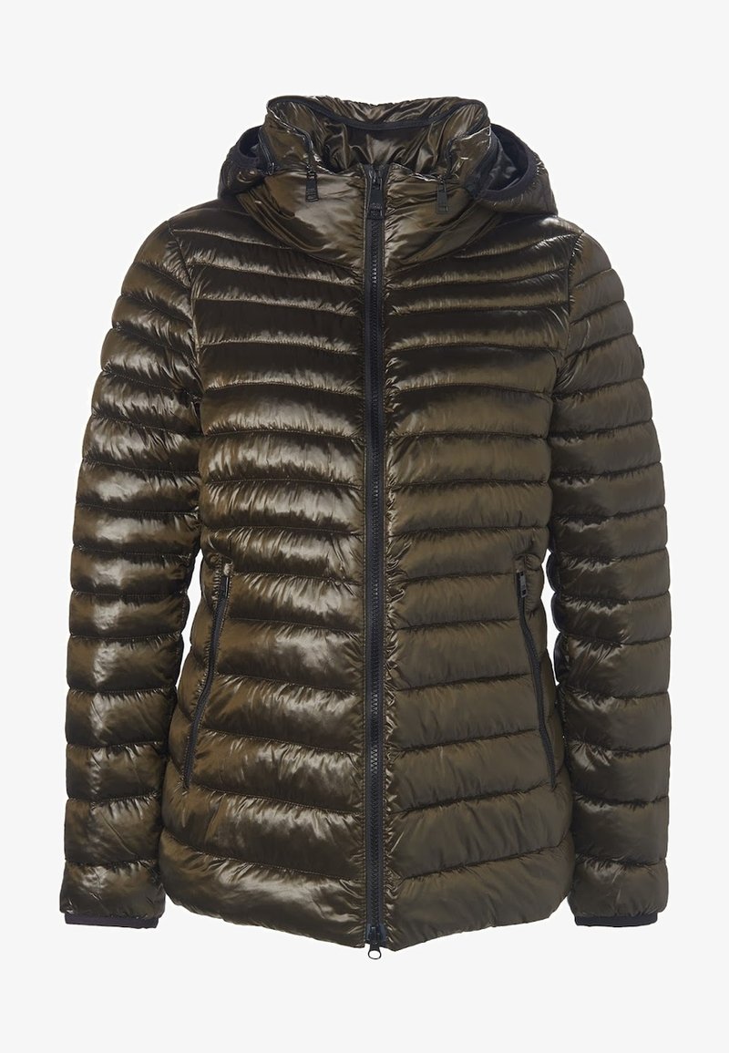 Chaqueta de plumas en verde oliva oscuro, con textura acolchada, corte ajustado y un cuello alto. Incluye una cremallera frontal y dos bolsillos laterales.