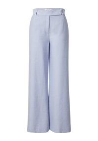 Lichtblauwe, wijde broek met een gestructureerde stof, hoge taille, voorkleur en discrete zijzakken. Op maat gemaakte ontwerp met strakke lijnen.