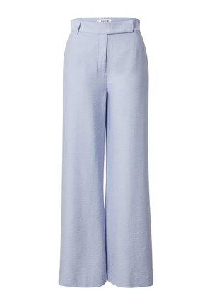 Lichtblauwe, wijde broek met een gestructureerde stof, hoge taille, voorkleur en discrete zijzakken. Op maat gemaakte ontwerp met strakke lijnen.