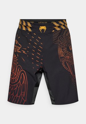 Sorte shorts med orange grafiske mønstre, der har et kobradesign og en stribet taljebånd. Fremstillet af letvægts, åndbart materiale.