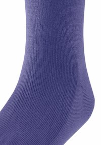 Lila Baumwollsocke mit geripptem Muster, anliegender Form und glattem Finish, zeigt Details in der Naht und Elasthanmischung für zusätzlichen Stretch.