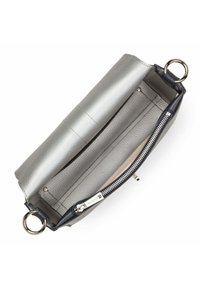 Borsa in pelle argentata con finitura strutturata, dotata di chiusura con zip e tasca interna, completata da un accento blu navy e hardware circolare.