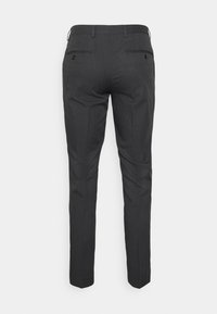 Pantaloni grigi scuri su misura con vestibilità slim, tessuto liscio e due tasche posteriori con chiusura a bottone. Design semplice, senza motivi visibili.