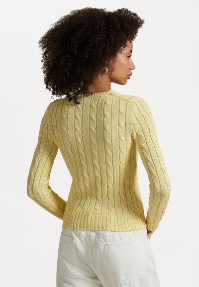 Sweater amarelo em malha de cabo com mangas longas, gola e barra caneladas, exibindo um padrão texturizado numa silhueta ajustada.