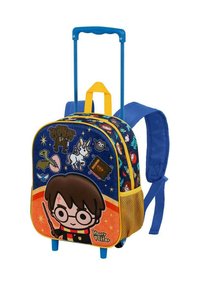 Mochila con ruedas en una combinación de colores azul y amarillo, que presenta gráficos de personajes de Harry Potter y varios adhesivos caprichosos en una superficie texturizada.