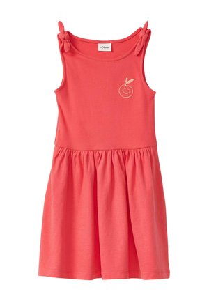 Koralowa sukienka bez rękawów dla malucha z supełkowymi ramiączkami i małym haftowanym uśmiechniętym brzoskwiniowym motywem na piersi.