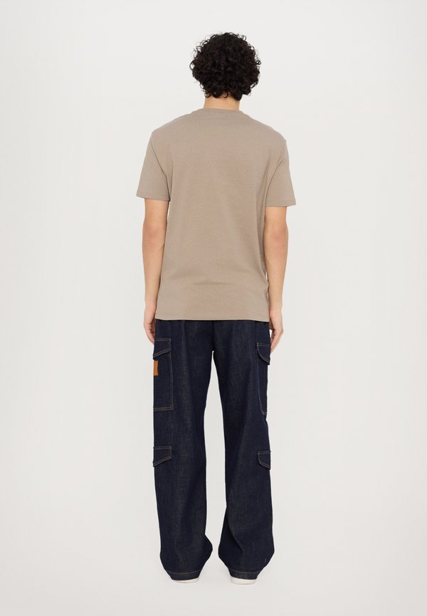 Basic T-shirt - roasted cashew4