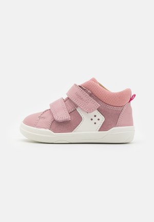 SUPERFREE UNISEX - Babyschoenen - rosa/weiß