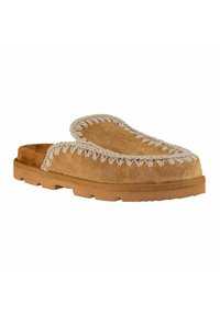 Scarpa slip-on in suede marrone con punta arrotondata, dotata di cuciture decorative beige lungo il bordo e una suola in gomma testurizzata.