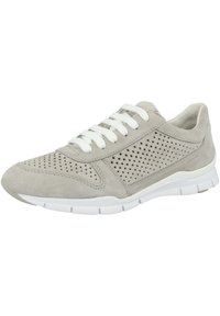 Baskets en suede gris clair avec un design perforé, lacets blancs et semelle blanche flexible. Elles possèdent un bout arrondi et une texture lisse.