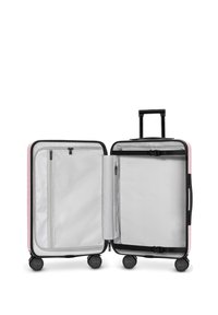 Hard shell koffer in het roze met een glanzende afwerking, voorzien van een zwarte rits, een interieur mesh vak en vier soepel rollende wielen.