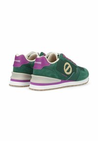 Sneaker in suede verde con dettagli viola e suola beige. Presenta il logo sul lato, lacci testurizzati e collare imbottito per il comfort.