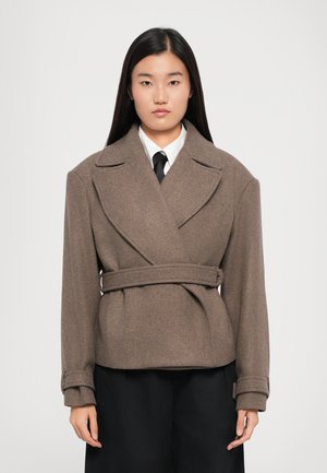 Giacca avvolgente in misto lana marrone con revers oversize, vita con cintura e maniche lunghe, caratterizzata da un tessuto testurizzato e linee pulite.