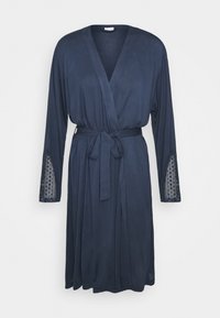 Navy blauwe robe van zachte stof, met een tailleband, lange mouwen met kantaccenten en een relaxte snit.