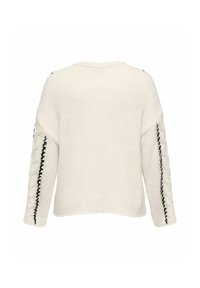 Pull en tricot crème avec une finition texturée. Présente des motifs tressés sur les côtés noirs et un col rond avec des manches longues.