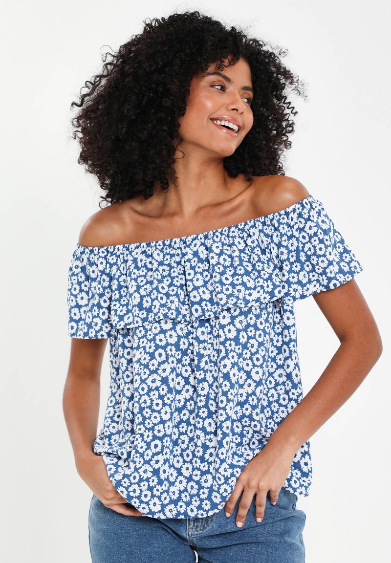 Skulderfri blomstret bluse i blå og hvid, med rynkede ærmer, letvægtsstof og en afslappet pasform med en buet kant.