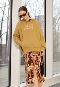 Nike Sportswear AIR HOODIE - Felpa - barley/wheat grass/lemon drop