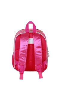 Mochila infantil rosa con un acabado liso y brillante, bolsillos laterales de malla, correas ajustables acolchadas y una etiqueta para nombres en la parte posterior.