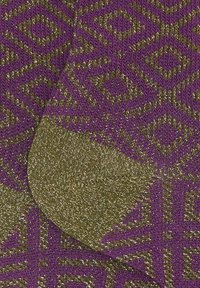 Lila und goldfarbene Socken mit einem strukturierten Strick, die ein Diamantmuster und metallische Fäden aufweisen.