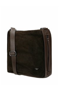 Brązowa zamszowa torba crossbody z fakturowanym skórzanym paskiem i kieszenią zapinaną na zamek. Posiada subtelne logo i prostokątny kształt.