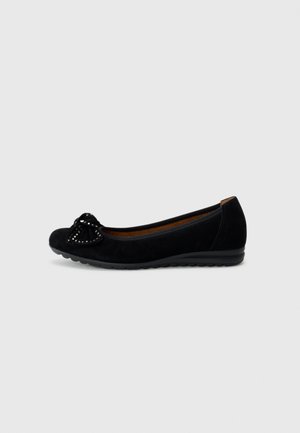 Ballerines en daim noir avec un bout rond, un nœud décoratif avec des clous et une semelle en caoutchouc texturée pour une bonne adhérence.