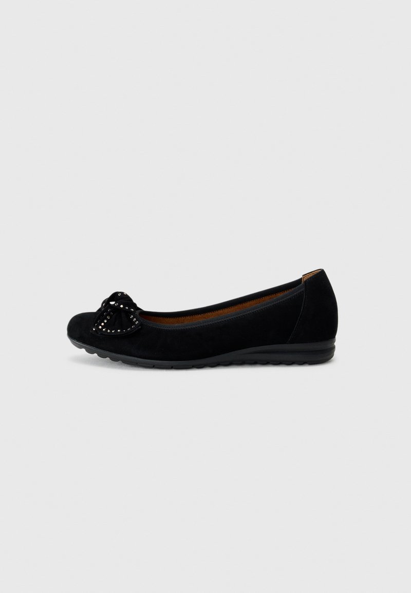 Schwarze Wildleder-Ballerinas mit runder Zehenpartie, einer dekorativen Schleife mit Nieten und einer strukturierten Gummi-Sohle für besseren Halt.