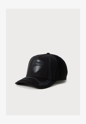 Crna Ducati bejzbol kapa s kožnom logotipom na prednjoj strani i suptilnim utisnutim detaljima na zakrivljenom viziru, prikazana na bijeloj pozadini.