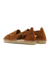 Espadrilles en cuir suédé marron avec un design découpé, semelles en jute, et talons ronds. Tissu texturé et détails de couture visibles.