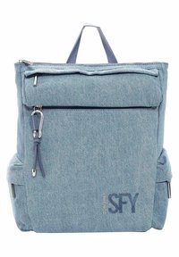 Ljusblå denimryggsäck med en framficka med dragkedja, handtag på toppen, sidofickor och en texturerad tyg. Har "SFY"-logotyp i mörkblått.