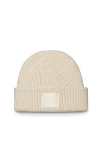 Crème ribgebreide beanie met een omgeslagen boord en een soepel stoffen label met de tekst "HEY" aan de voorkant. Ontworpen voor warmte en comfort.