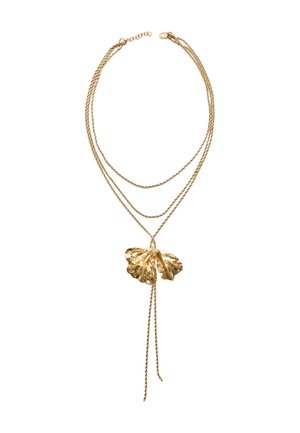 Goldfarbenes Halskettchen mit einem strukturierten Schmetterlingsanhänger und zwei herabhängenden Ketten. Die Ketten sind zu einem spiralförmigen Design verdreht.
