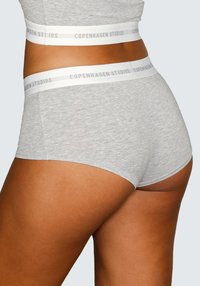 Grå bomull hipster-shorts har et hvitt bånd med "COPENHAGEN STUDIOS" trykket i grått. Stoffet har en glatt tekstur og en tettsittende design.