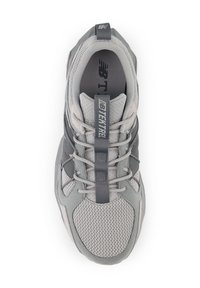 Baskets grises combinant des matériaux en mesh et en daim, avec une surface texturée et un système de laçage proéminent. Étiquette "TEKTRAL" sur la languette.