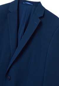 Blazer blu navy con rever a punte, chiusura con un bottone e dettagli di cucitura delicati. Realizzato in un tessuto morbido e strutturato.