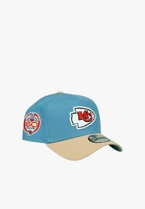 Blaues und beiges Kansas City Chiefs Cap mit Teamlogo vorne und 60-Saisons-Patch an der Seite, gebogener Krempe und verstellbarem Aufkleber.