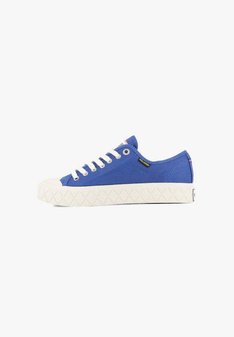 Baskets en toile bleue avec une semelle en caoutchouc blanche, bout rond, lacets plats, étiquette de logo sur le côté et fond texturé pour plus d'adhérence.