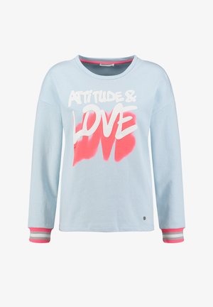 Lichtblauwe lange mouwen sweatshirt van katoen, met witte en roze grafische tekst "ATTITUDE & LOVE" en roze en grijs gestreepte manchetten.