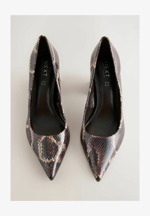 Špicaté vysoké podpätky so vzorom hnedo-čiernej hadovej kože. Hladký povrch s lesklým finišom a elegantný design.