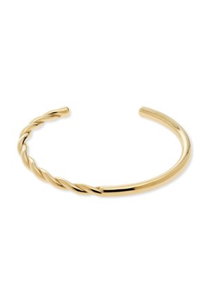 Bracelet manchette ouvert en or avec un côté torsadé et l'autre côté lisse, présenté sur un fond blanc.