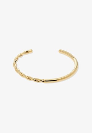 Open gouden manchettenarmband met aan de ene zijde gedraaid en aan de andere zijde glad, afgebeeld tegen een witte achtergrond.