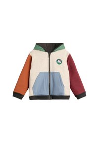 Felpa con zip per bambini con corpo beige, maniche color ruggine e bordeaux, tasche frontali blu, foderato della cappuccio verde e patch a forma di montagna sul petto.