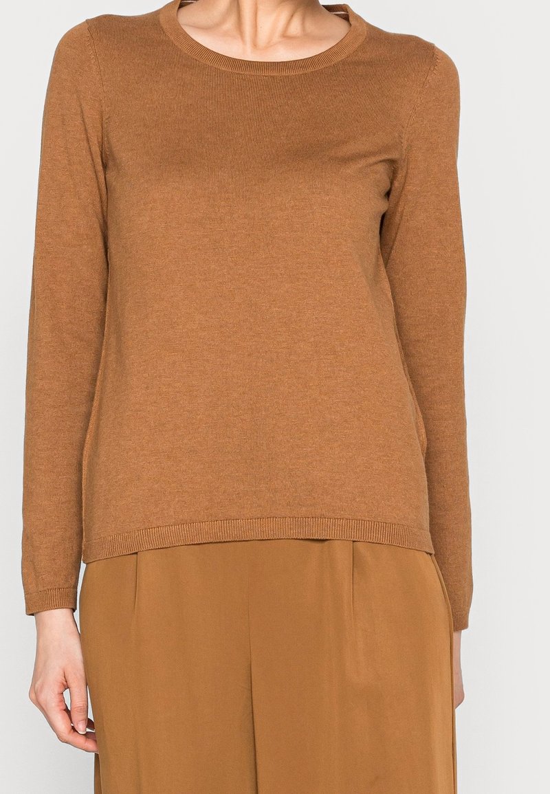 Brown knitted sweater with a round neckline and long sleeves, featuring a textured fabric and ribbed hem, paired with matching trousers.