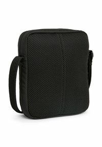 Borsa a spalla nera in rete, di forma rettangolare, con superficie testurizzata e una tracolla resistente; dotata di chiusura con zip e bordi rinforzati.