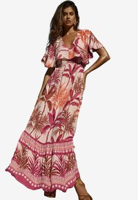 Rochia maxi are un imprimeu floral în nuanțe de roz și portocaliu, cu mâneci fluture, decolteu adânc în V și o fustă cu volane, decorată cu accente decorative.