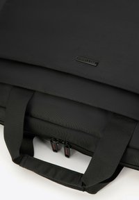 Zwart laptoptas van een tekstuurstof, met een ritssluiting, dubbele handvatten en een klein logo label aan de voorkant.