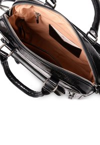 Schwarze Lederhandtasche mit glatter Textur, Reißverschlussverschluss und braunem Innenfutter. Verfügt über Innenfächer und doppelte Griffe.