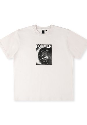 Weißes T-Shirt aus Baumwolle mit kurzen Ärmeln, das einen schwarzen Graf print mit dem Wort "FORMER" und einem Spiraldesign auf der Vorderseite aufweist.