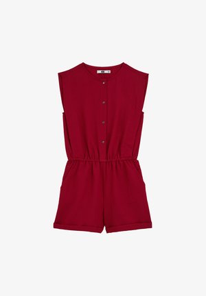 Červený bezrukávový overal so zapínaním na patentky vpredu, elastickým pásom, bočnými vreckami a šortkami s ohrnutým lemom na bielom pozadí.