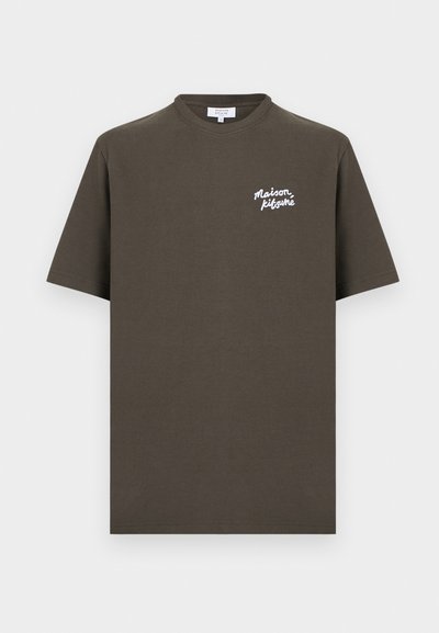 Σκούρο πράσινο-ελιάς κοντομάνικο T-shirt με στρογγυλή λαιμόκοψη και λευκή επιγραφή "Maison Kitsuné" στο αριστερό στήθος.