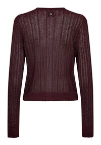 Pull en maille bordeaux à manches longues avec un motif de point côtes et ajouré, agrémenté d’un petit bouton métallique rond au niveau de l’encolure arrière supérieure.